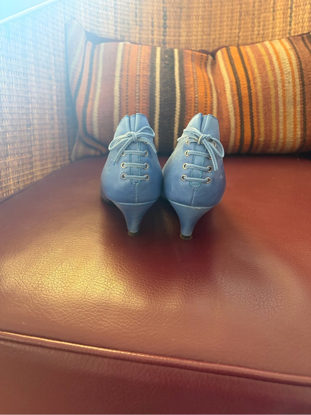 Bronx Light Blue Pointed-Toe Pumps with Scalloped Heel Trim - Picture 5 of 6